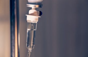 feche o soro fisiologico por gotejamento intravenoso frasco de infusao com solucao intravenosa para paciente no hospital da enfermaria 1962 1940 350x230 - hemorragia capilar